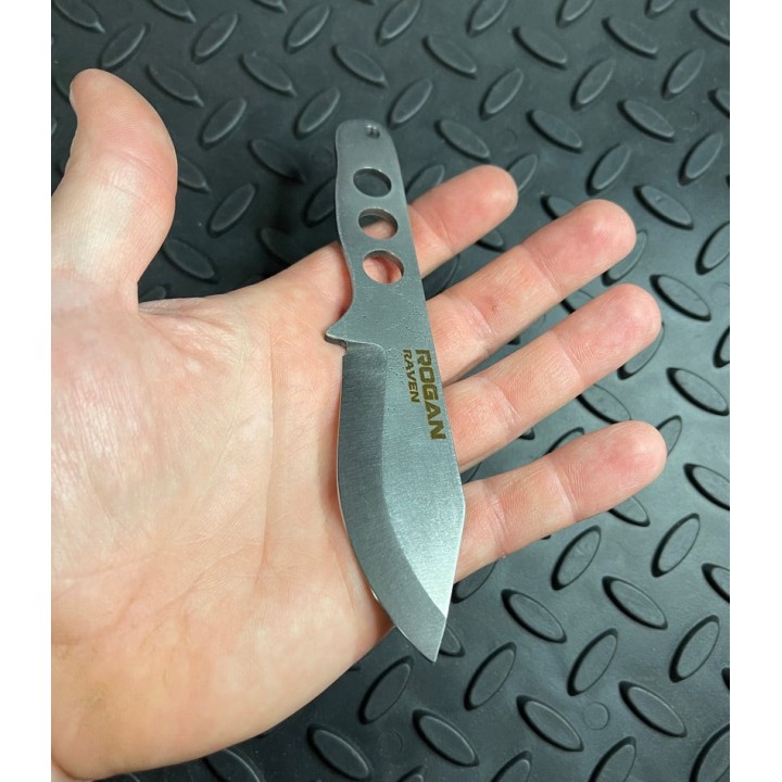 ROGAN RAVEN knife in open hand